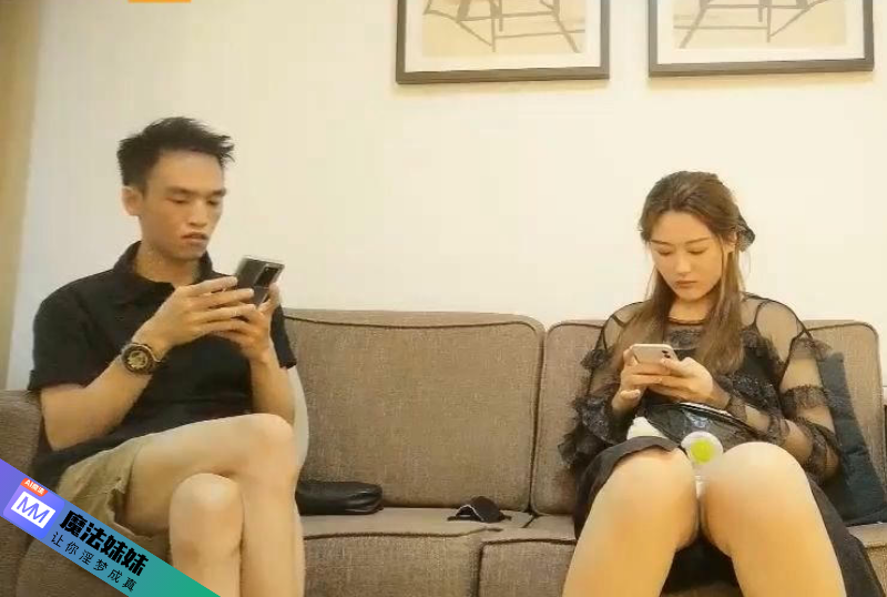 肉肉身材漂亮妹子,脫光光舔逼調情張開雙腿摸逼,再到床上口交騎乘後人.png