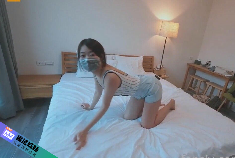 台灣清華大學外文系女博主Ellie.png