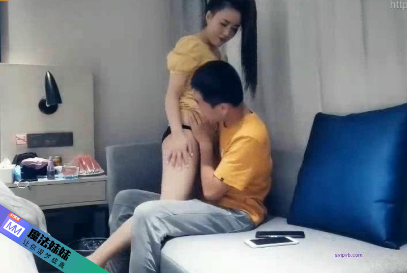高顔值馬尾黃裙妹子,沙發調情舔奶扣逼穿上黑絲口交抽插.png