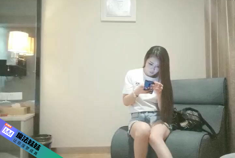 嫖娼找了個高端外圍長發女神，非常熱情脫衣開場，吃著雞巴被扒光從沙發幹到床上，花樣多高潮不斷.png